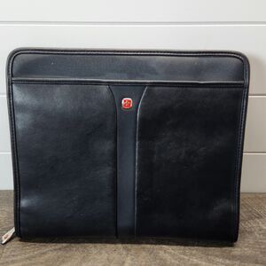 Wenger Executive Business Vinyl Zippered Padfolio - Black 3 ring binder w/calc